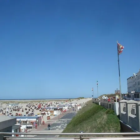 2 People Borkum